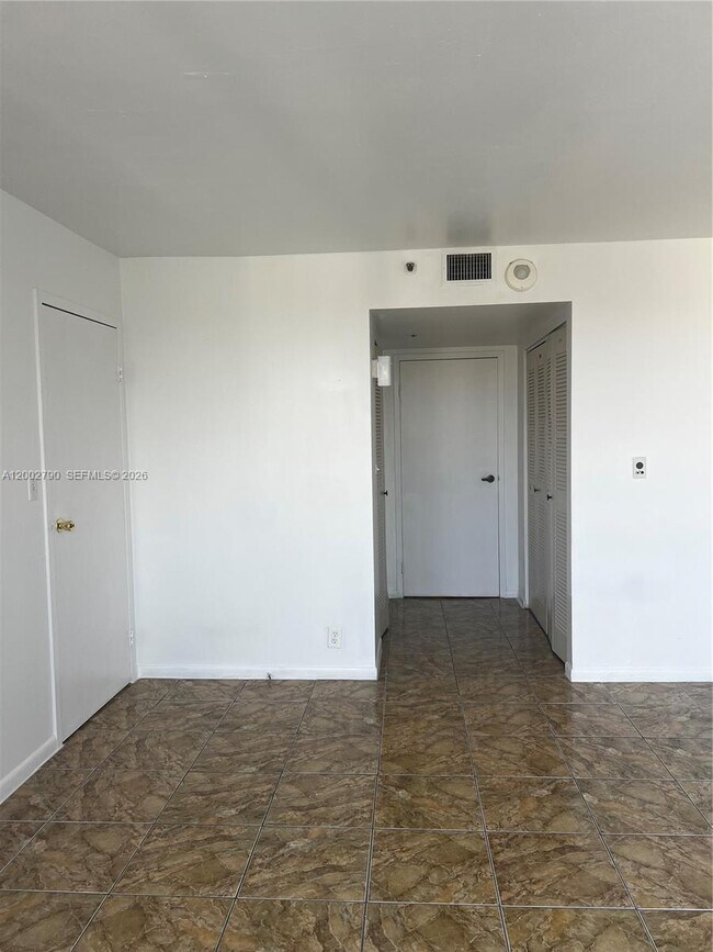 Building Photo - 7601 E Treasure Dr