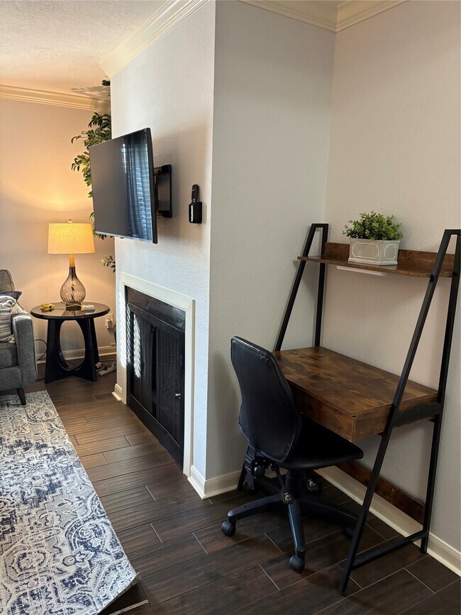 Building Photo - 732 Memorial Mews St