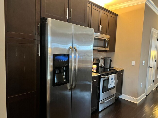 Building Photo - Parkview Condo- Unit H