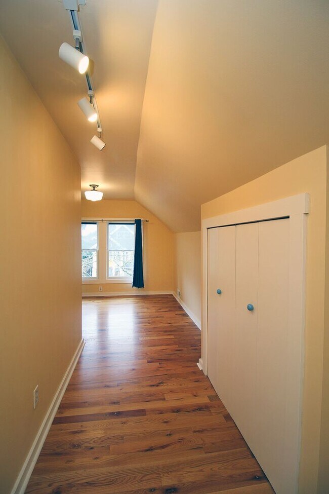 Building Photo - Delightful Remodeled Alberta Arts 3 Bed/2 Bath Bungalow