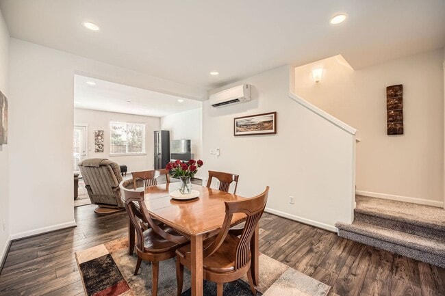 Building Photo - Modern Furnished Townhome in Prime Kent Lo...