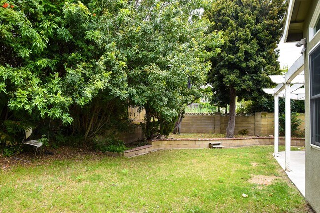 Building Photo - Large Home in North Orange
