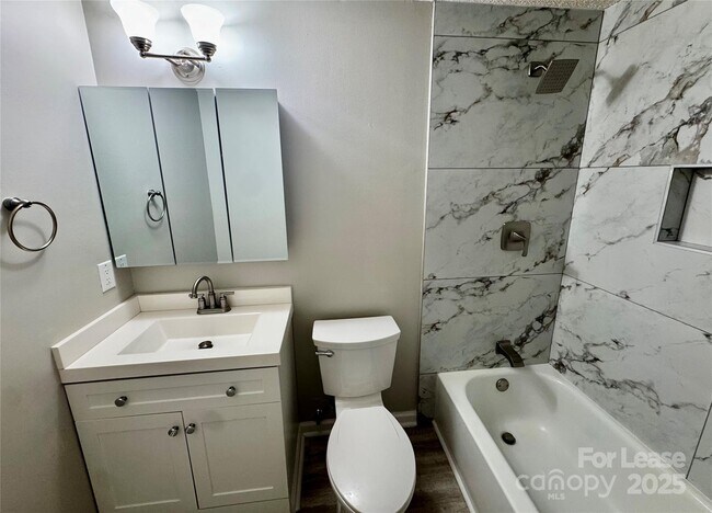 Building Photo - 707 Regency Dr