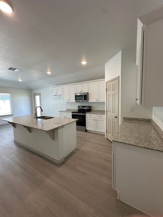 Building Photo - Fresh, Modern, and Move-In Ready!