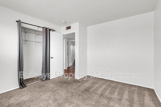 Building Photo - 1333 E Donner Dr