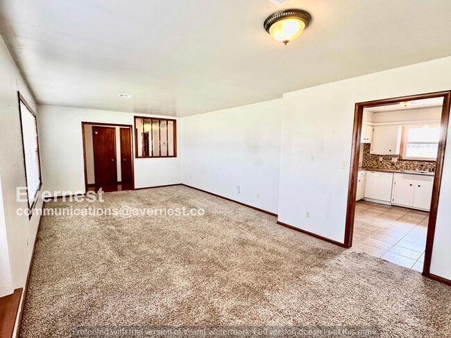 Building Photo - 3 Bed/2 Bath Home with Garage / Pet-Friendly / Available Now!