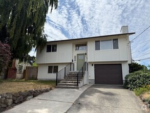 Building Photo - Renovated Ruston Home w/ Water View