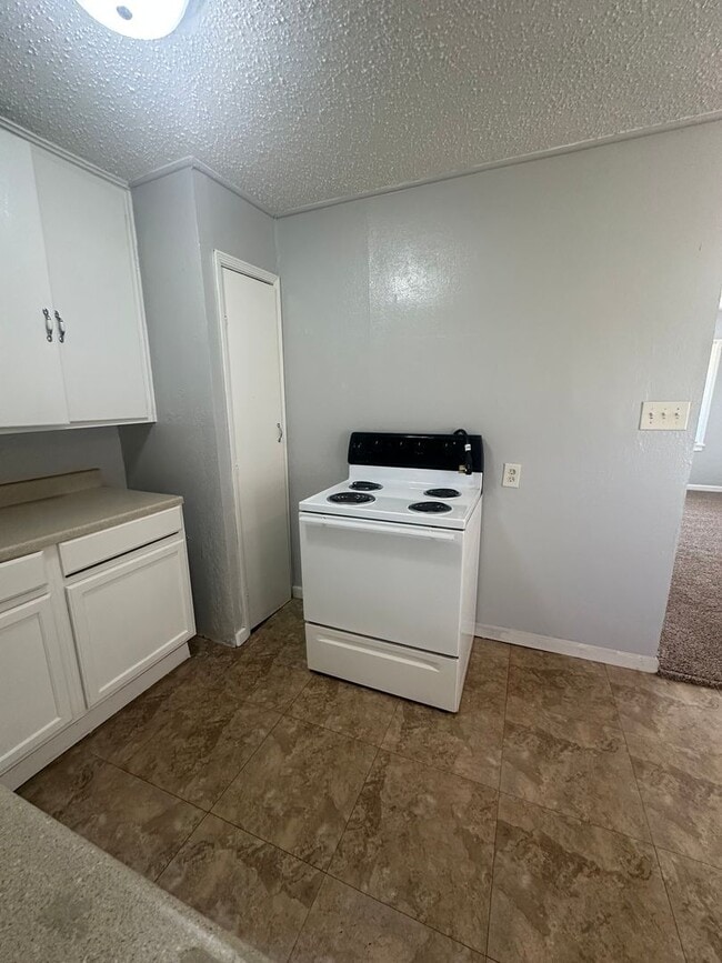 Building Photo - 2 Bed, 1 Bath, 1 Car Garage
