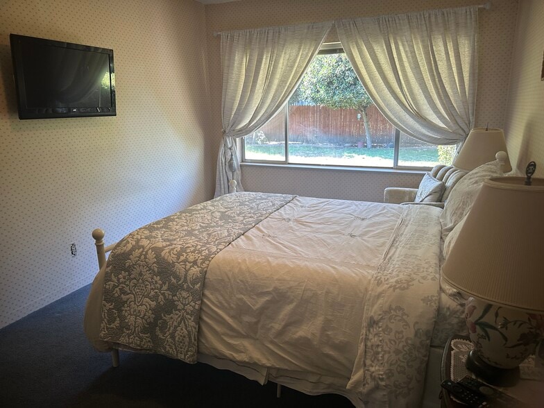 Bedroom #1 with view of the yard - 317 W Banbury Dr