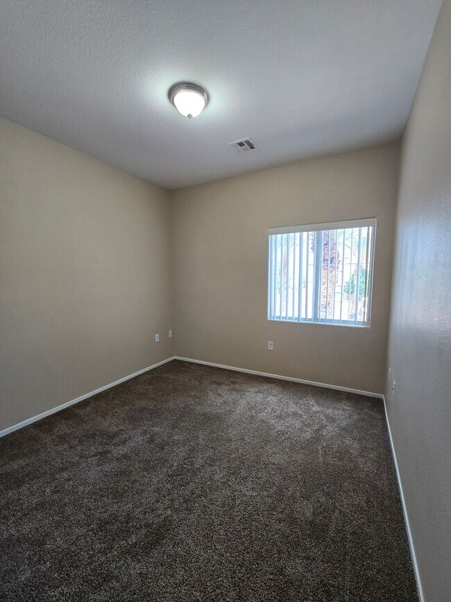 Building Photo - A Fabulous 3 Bedroom Townhouse close to NA...