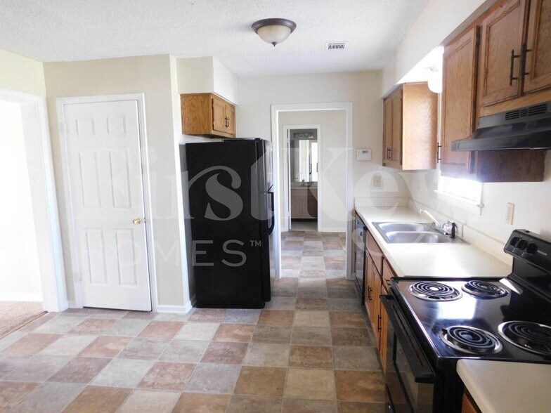 Building Photo - 2428 Green Glen Dr