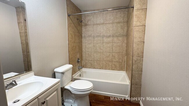 Building Photo - 755 W Knox St