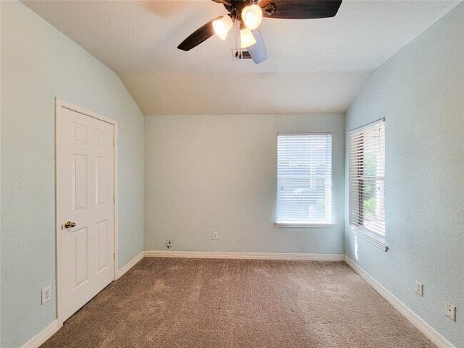 Building Photo - 3218 Vanity Dr