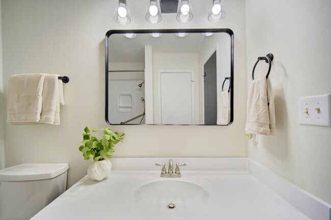 Building Photo - 1024 Juniper Ave