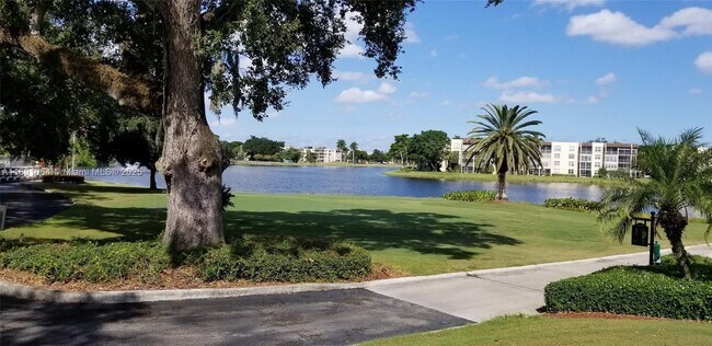 Building Photo - 9430 Live Oak Pl