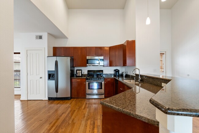 Building Photo - 2216 Chenevert St