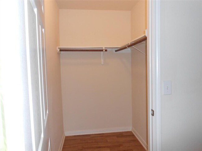 Building Photo - 617 N Vionett Ln