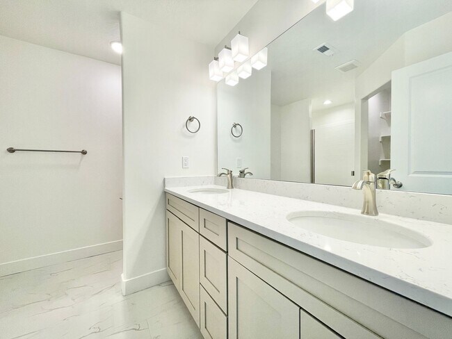 Building Photo - Beautiful Townhome at Mountain Ridge!