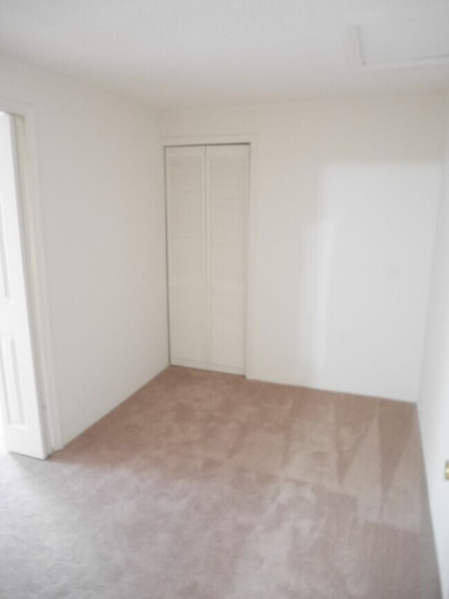 Building Photo - Olde Crofton Charm! Two Bedroom Townhome
