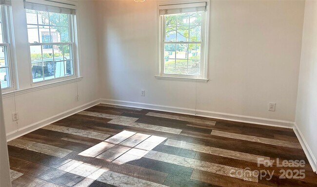 Building Photo - 900 Everett Pl