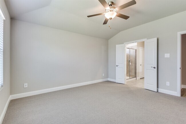 Building Photo - 800 Easthill Dr