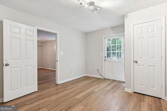Building Photo - 5206 Clearwater Dr SW