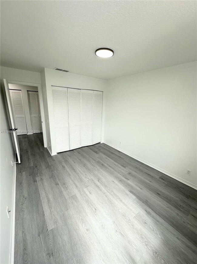 Building Photo - 1845 Vista Way