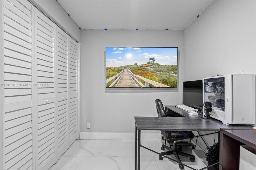 Building Photo - 8351 SW 39th Ct