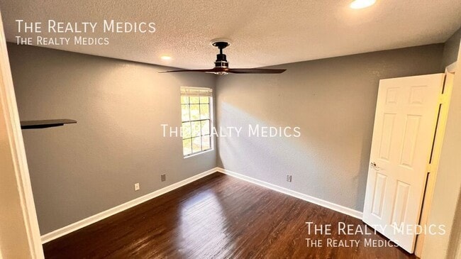 Building Photo - 415 Lakepointe Dr