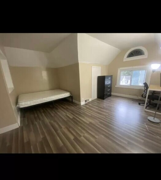 Building Photo - 13 Clarke St