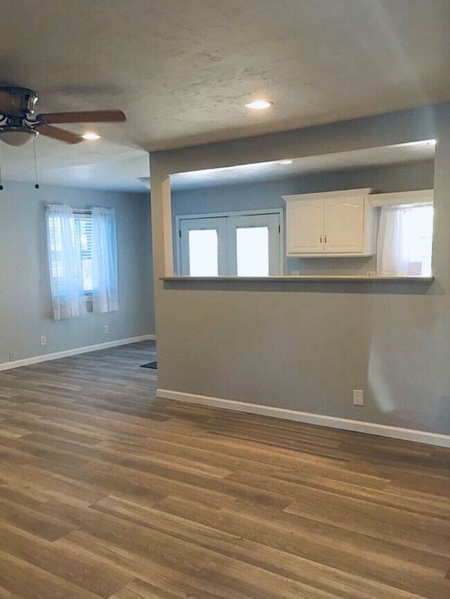 Building Photo - Beautifully upgraded interior, one dog considered.