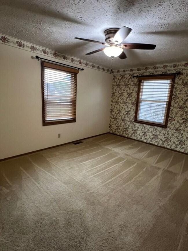 Building Photo - Large 3 Bed 2 Bath Home!