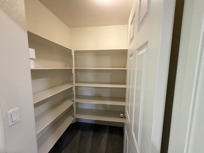 Building Photo - 885 Alsace Dr