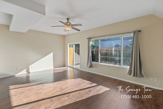 Building Photo - Charming 2BD/2.5BA Townhome with Attached ...