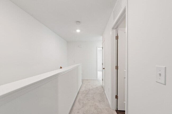 Building Photo - Updated 3BR Townhome with Pool and Spaciou...