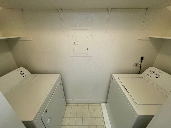 Building Photo - 2 Bedroom and 1 Bathroom South Reno Condo