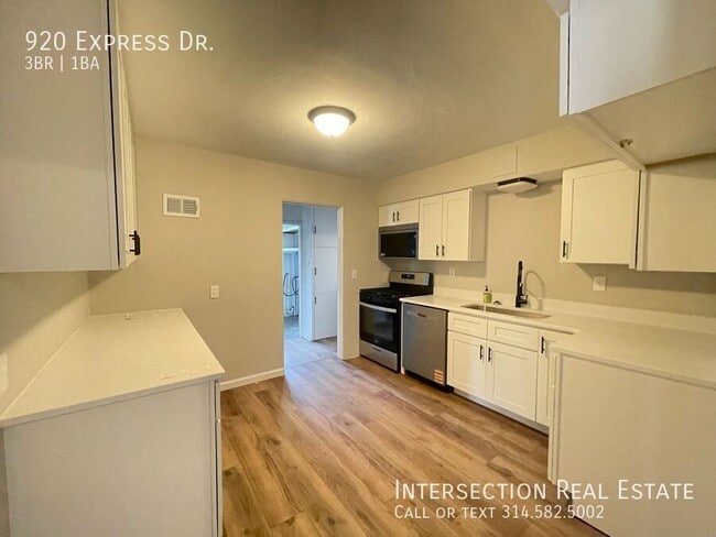 Building Photo - 920 Express Dr