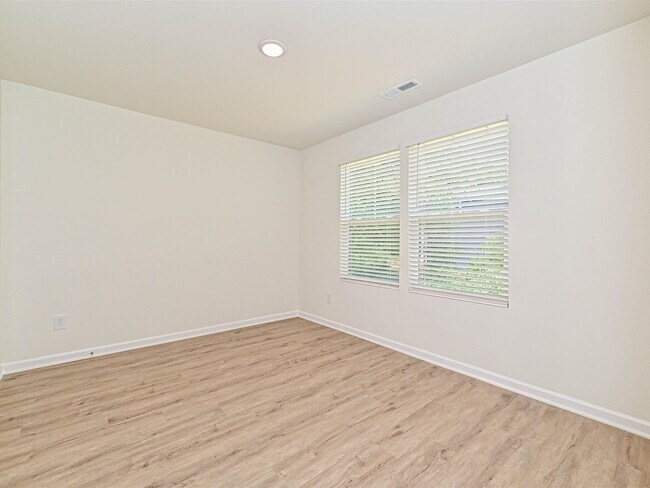 Building Photo - 1725 E Cloaninger Ave