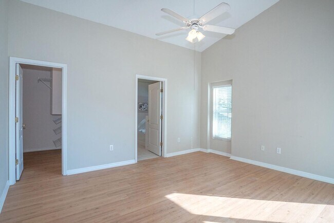 Building Photo - 10815 Lakeside Vista Dr