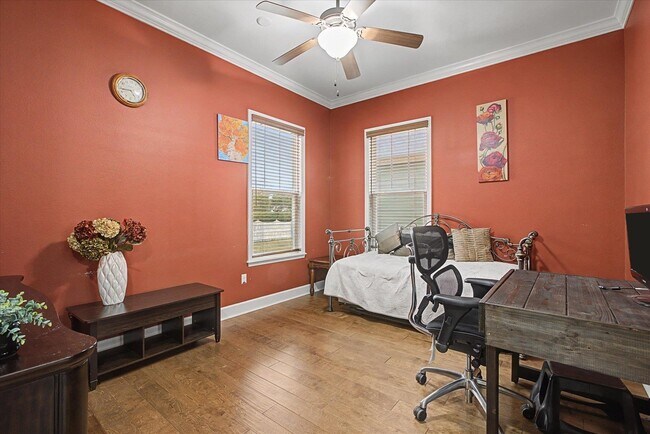 Building Photo - 3078 Dickinson Dr