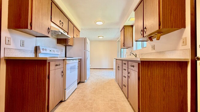 Building Photo - Two Bedroom Townhome with Yard & Attached ...