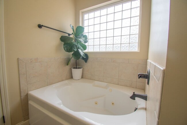 Building Photo - Available March 1! 4 Bedroom 2.5 Bathroom With Bonus and Screened in Porch!