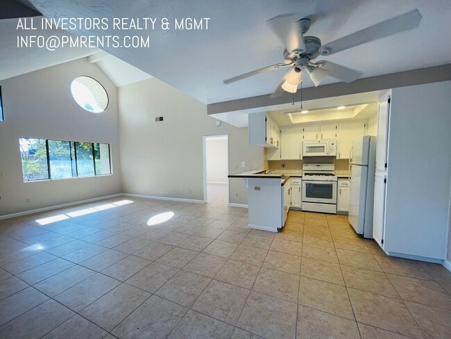 Building Photo - 313 N Melrose Dr