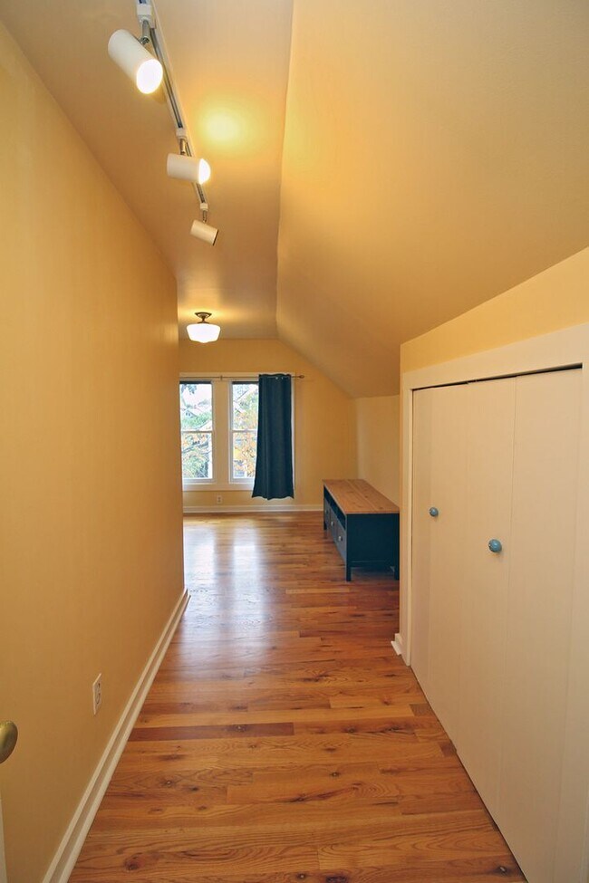 Building Photo - Delightful Remodeled Alberta Arts 3 Bed/2 ...