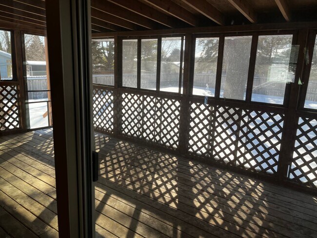 Building Photo - 3 Bed/3 Bath with Fenced in Yard!