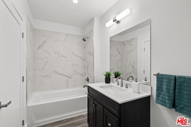 Building Photo - 5114 Cahuenga Blvd