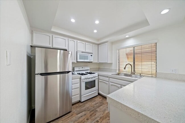 Building Photo - Canyon Crest Beauty***MOVE IN READY***