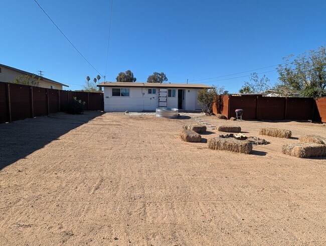 Building Photo - Adorable 2 bedroom 1 bathroom home *** FIRST MONTH DISCOUNTED RENT**