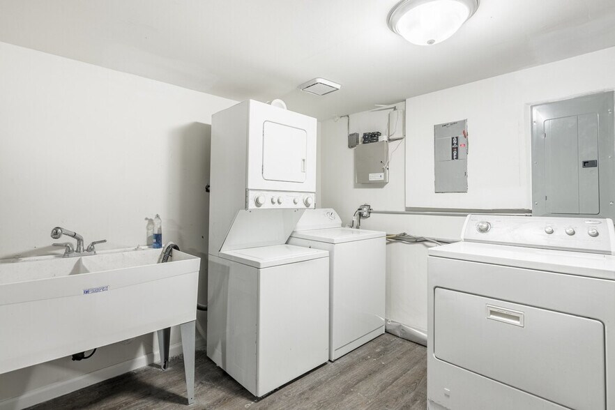 Building Photo - 226 S Hoyne Ave