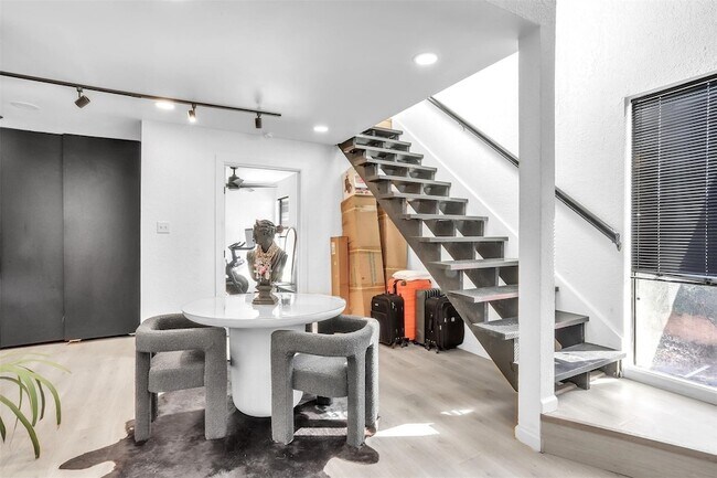 Building Photo - 9821 Walnut St